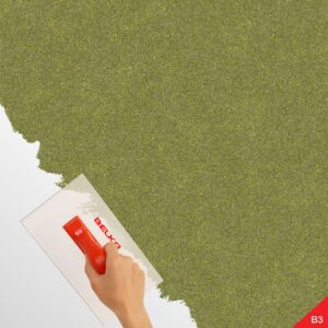 Aplicarea Tapet Verde Măsliniu cu o mistrie pe perete, evidențiind procesul DIY ușor