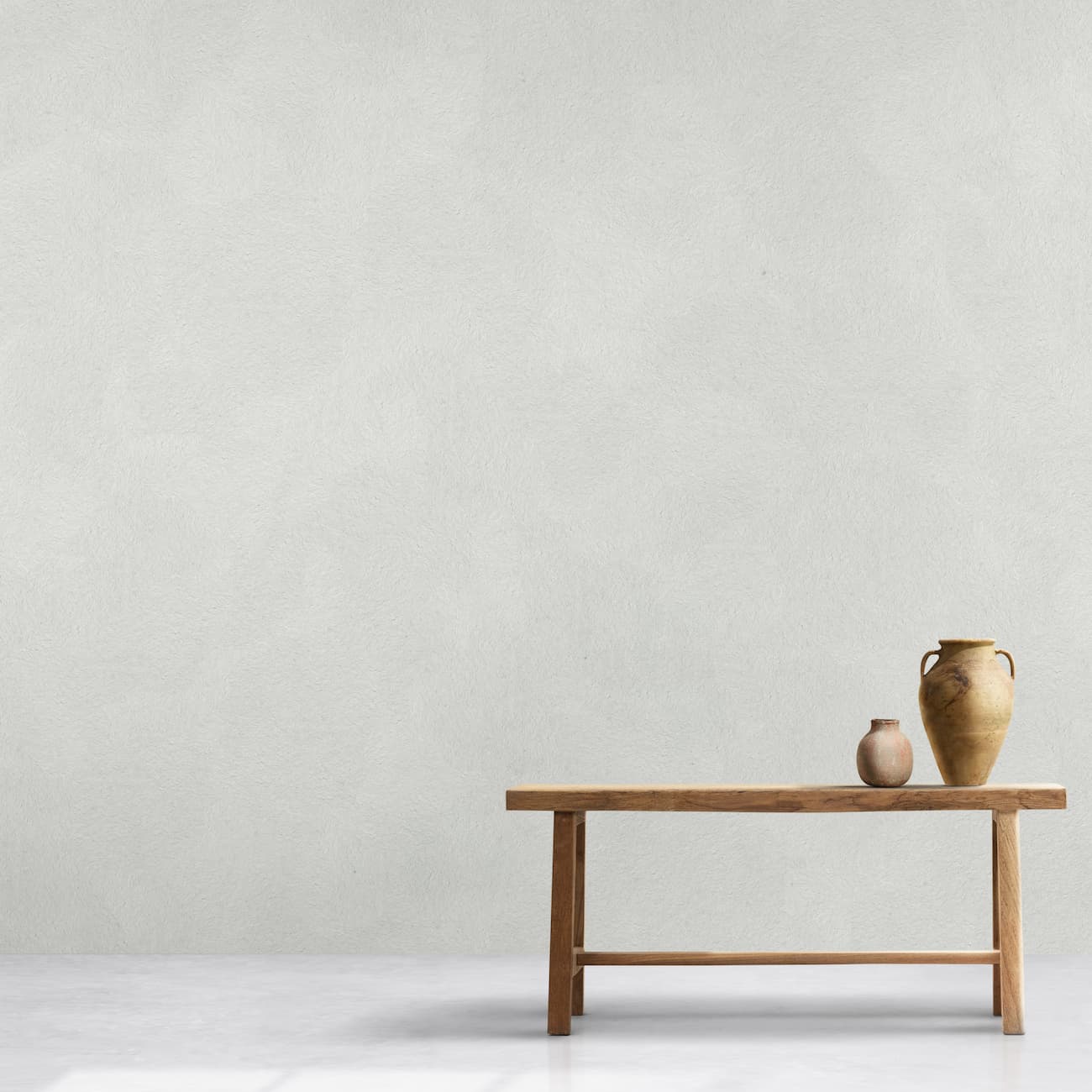 Tapet Belka alb fildeș cu textură delicată aplicat într-un decor rustic cu obiecte ceramice
