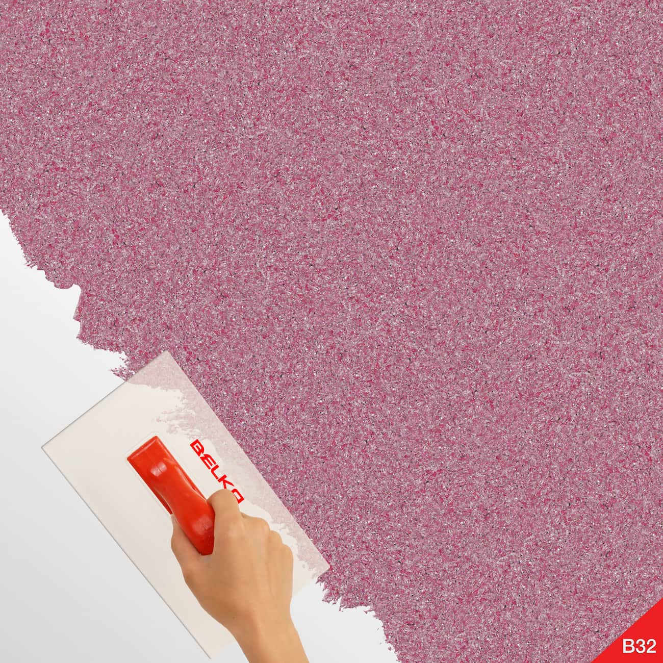 Aplicarea tapetului Belka mov intens cu spatulă pe perete, evidențiind ușurința procesului DIY.