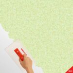 Tapet Galben Verzui Belka B40 aplicat pe un perete interior natural, luminos și modern