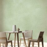 Tapet Belka autoadeziv verde deschis aplicat într-o sufragerie modernă cu mobilier din lemn deschis.