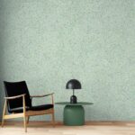 Tapet Belka verde pastel aplicat într-un colț de lectură modern cu mobilier minimalist.