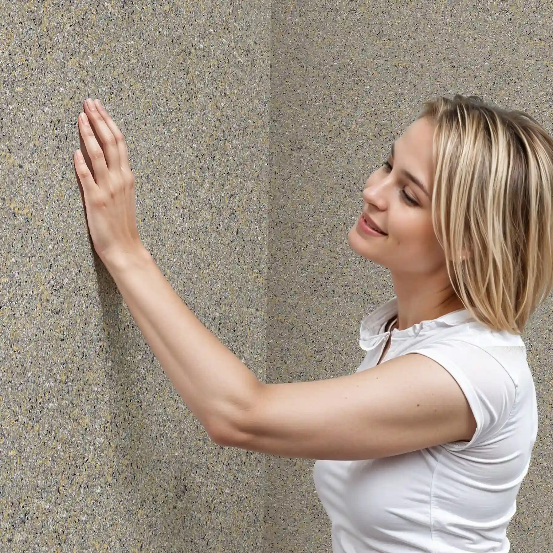 Perete decorat cu tapet Belka autoadeziv, în nuanță verde măsliniu, într-un living modern cu fotolii și canapea în nuanțe neutre.