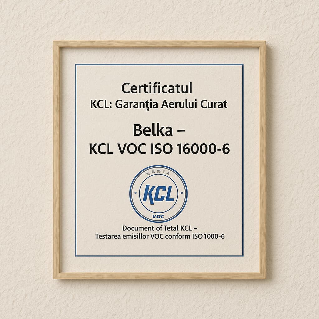 Certificatul KCL pentru Belka afișat pe un perete acoperit cu tapet natural, demonstrând siguranța emisiei VOC conform standardului ISO 16000-6.